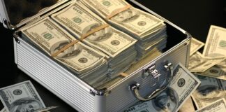 Ile zarabia dyrektor fabryki? Ile zarabia dyrektor fabryki?